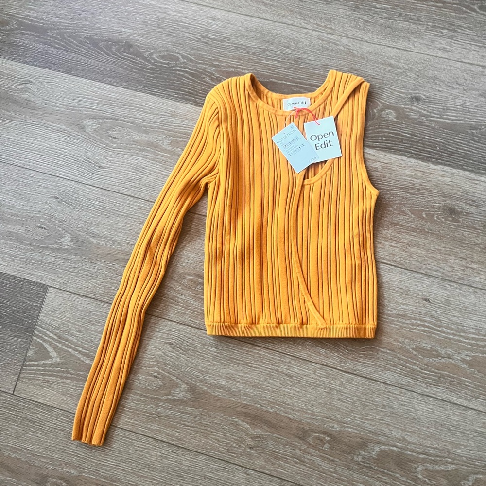 One sleeve sweater